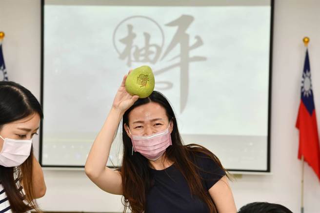 第六分局特举办「柚」平安活动，将分局长蔡元戎对于员警弟兄们的关怀与祝福，烙印在柚子上，并亲自至派出所分送给员警们，祝福大家佳节平安。（警方提供）