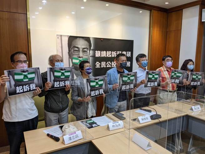 主张莱剂有害人体而遭食药署告发的医师苏伟硕(右三)日前已收到传票，三大在野党立委今与学者共同出面声援。(朱真楷摄)