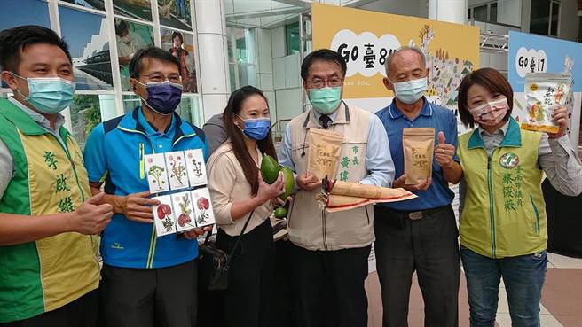 台南市长黄伟哲（左三）在农业局宣传会上透露首栋五倍券赠奖房屋已经确定。（程炳璋摄）