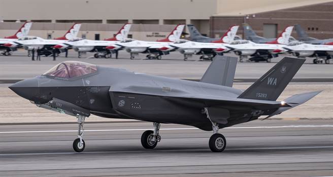 1架F-35A戰機3月16日在內華達州奈里斯空軍基地（Nellis Air Force Base）執行完訓練任務後降落。（美國空軍）