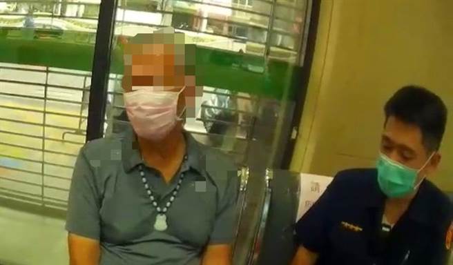 高雄市77岁林姓老翁欲至银行匯款，助菲籍女子来台旅游，被警方劝阻。（翻摄照片／石秀华高雄传真）
