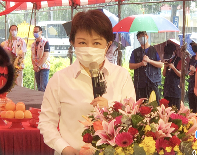 卢秀燕指出，民眾是否能接受莫德纳混打高端也需再讨论，且要重视民意。（陈世宗摄）