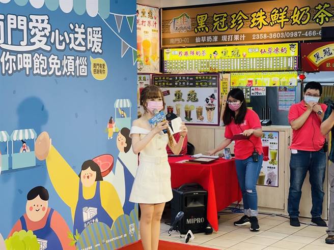北市南门市场16日举办活动，美少女主持人小安（黄以安）表现亮眼，卖力主持。（张颖齐摄）