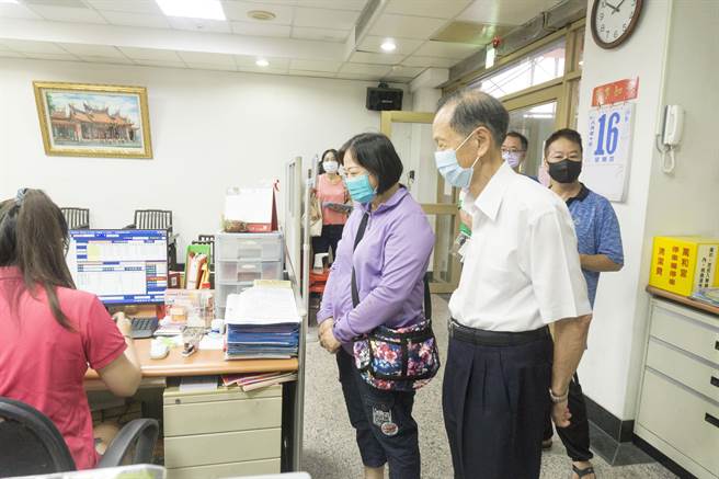 万和宫109学年度信眾子女奖学金申请，董事长萧清杰关心作业流程。（万和宫提供）