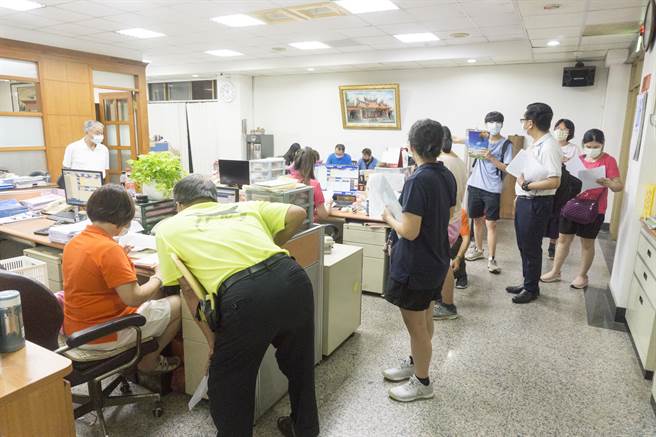 万和宫信眾子女奖学金今天开始受理请，相当踊跃（万和宫提供）