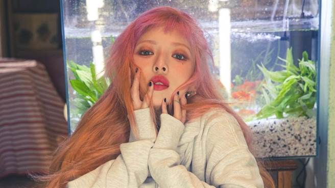 泫雅与DAWN近日开直播宣传新歌，1名粉丝打完疫苗还想喝酒，让泫雅对她训话。（图／IG@ hyunah_aa）