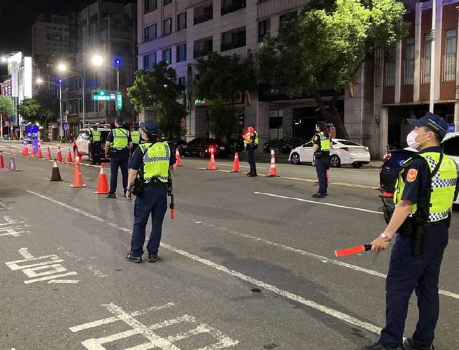 高市17个分局的警方将在各区以「多点式路检」部署方式提升见警率。（翻摄照片／石秀华高雄传真）