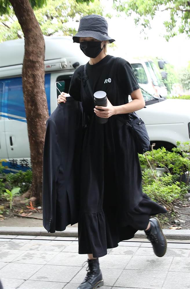 女兒陳璇為龍劭華準備黑西裝。（陳俊吉攝）