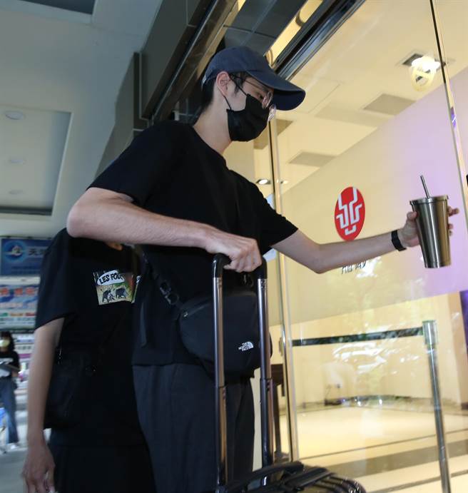 兒子陳威佐抵達靈堂處理治喪事宜。（陳俊吉攝）