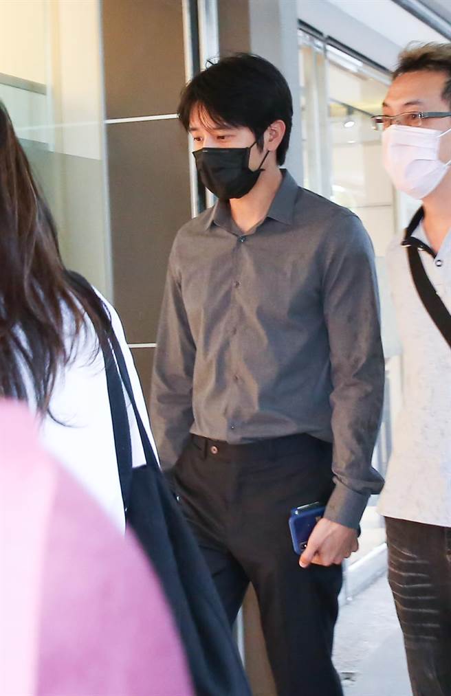 胡宇威抵達龍劭華靈堂弔唁。（陳俊吉攝）