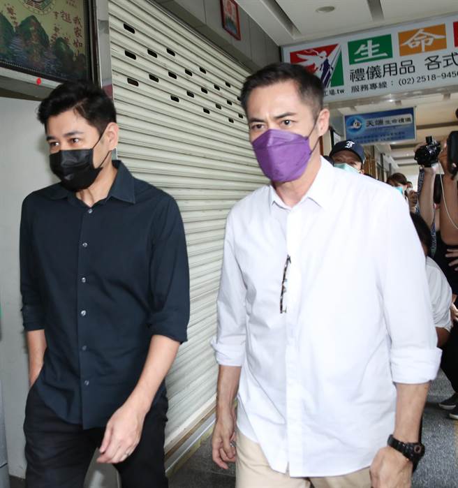 陳宇風（左）與黃建群抵達龍劭華靈堂弔唁。（陳俊吉攝）