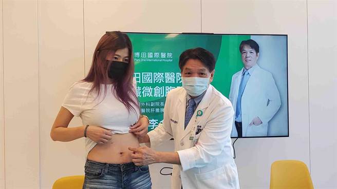 高雄1名妙齡女子腹悶竟是胰臟囊腫，經博田醫院醫院肝膽胰外科醫師李金德以微創腹腔鏡手術切除，避免惡化成胰臟癌。（柯宗緯攝）