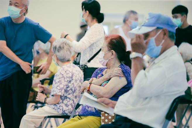 莫德納混打高端，台北巿長柯文哲直批「超越醫學認知」，高雄巿長陳其邁認為，全世界所有混打研究都是屬於學術性研究，也都必須有本土資料。圖為民眾施打疫苗（資料照，羅永銘攝）
