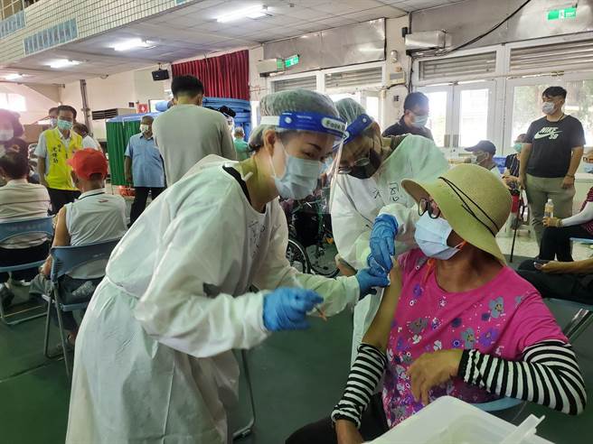 斗南国小活动中心设置的快打站16日开打。（周丽兰摄）