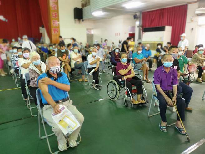 斗南国小活动中心设置的快打站16日开打。（周丽兰摄）