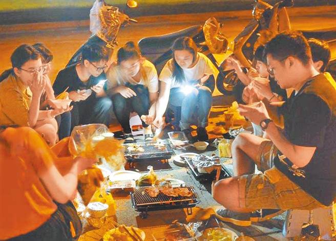 台北市今年禁止河濱公園烤肉。（本報資料照片）