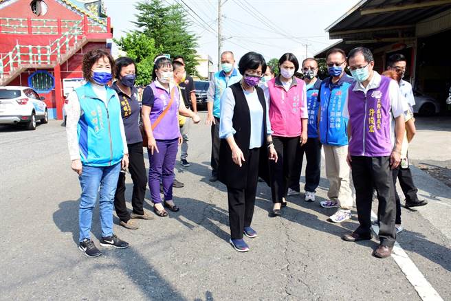 16日彰化县长王惠美亲自前往视察，并指示要如期如质完工，确保民眾的行车安全。（吴建辉摄）