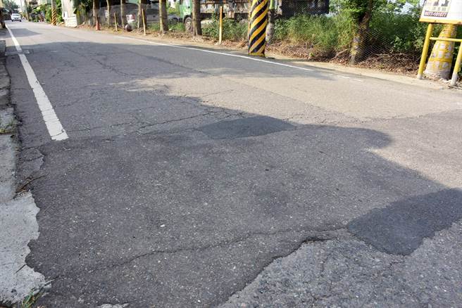 彰化县长王惠美16日一早到溪湖视察河东路、员鹿路三段、湳底路、信善街等四条道路，有些道路10多年来一补再补，严重影响民眾用路安全。（吴建辉摄）