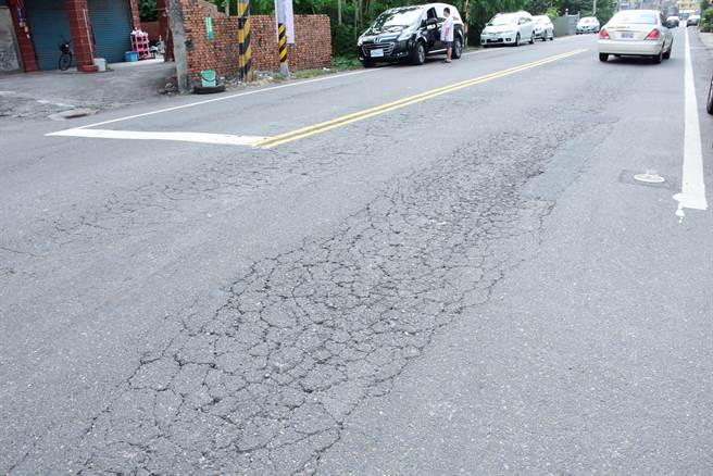 溪湖镇河东路、员鹿路是溪湖联外重要道路，串联起溪湖许多重要道路，但路面老旧现况有多处龟裂、破损待修补，严重影响民眾人车通行安全。（吴建辉摄）