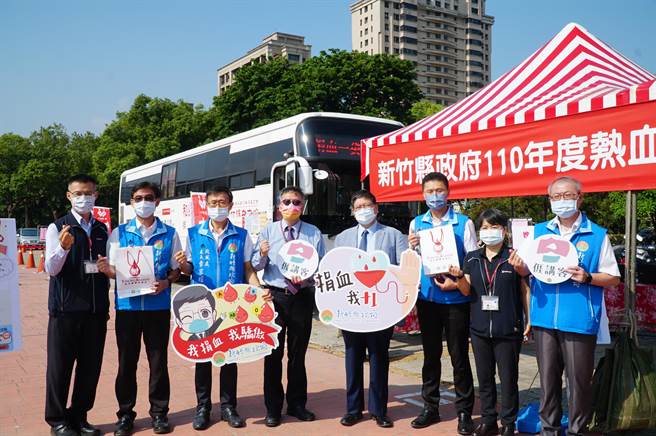 新竹县政府16日于府前广场，与新竹捐血中心合作，举办捐血活动，期望能解血库之荒。（庄旻静摄）