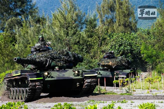 戰車營於北埔海灘進行反擊作戰操演。（軍聞社提供）