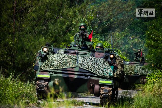 CM21人員運輸車自樹林間疾駛而出。（軍聞社提供）