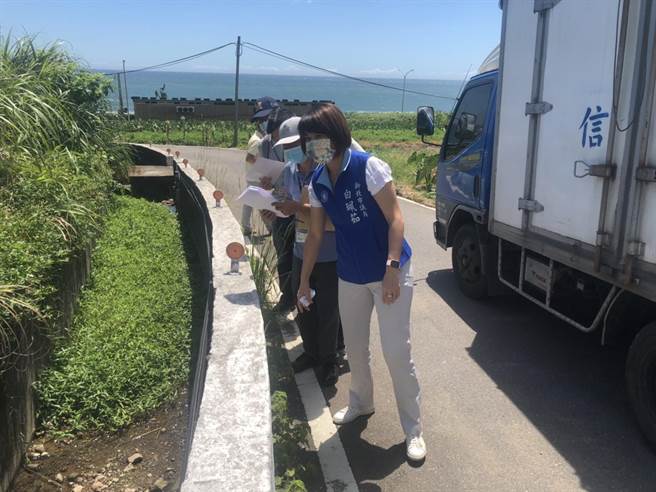 新北市議員白珮茹及永興里長許瑞林施工前現場勘查。（金山區公所提供）