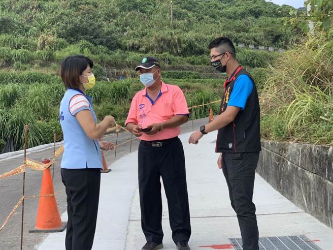 新北市議員白珮茹及永興里長許瑞林完工現場會勘。（金山區公所提供）