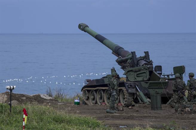 「漢光37號」實兵演練16日在屏東車城滿豐漁場實施反登陸火砲射擊，陸軍564、333旅聯兵營及43砲指部等單位，以155榴炮、M109、M110自走砲打擊假想敵，當砲兵部隊待命射擊時，一群人字形排列的大白鷺正好適時飛過前面海域。（黃子明攝）