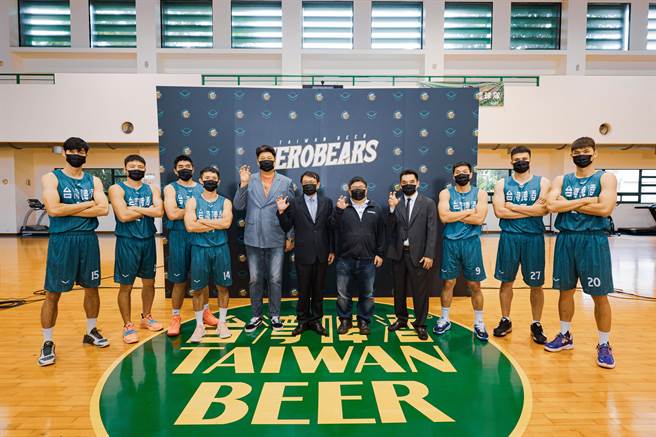 台啤英熊領隊丁彥哲(左6)、總經理哈孝遠(左5)攜手宣佈總教練由楊志豪(右4)擔任。(台啤籃球隊提供)