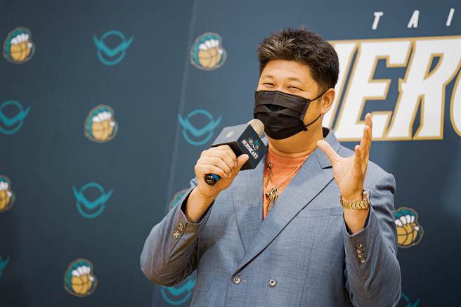 台啤英熊總經理哈孝遠承諾改造台啤基地，打造球員與球迷共同的家。（台啤英熊提供）