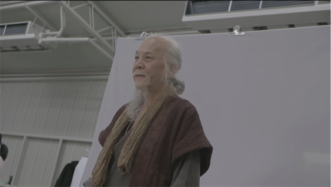 《臺灣三部曲》劇組公布龍劭華先前定裝影片。（摘自臉書）