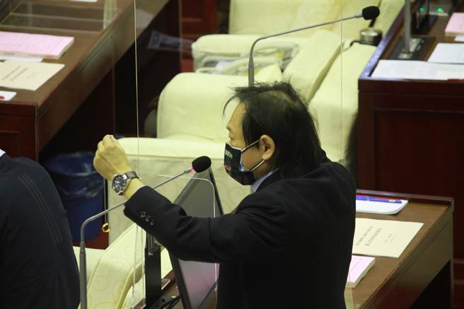 北市议员王世坚16日在开议前拿出「魔戒项炼」送台北市长柯文哲。（黄婉婷摄）