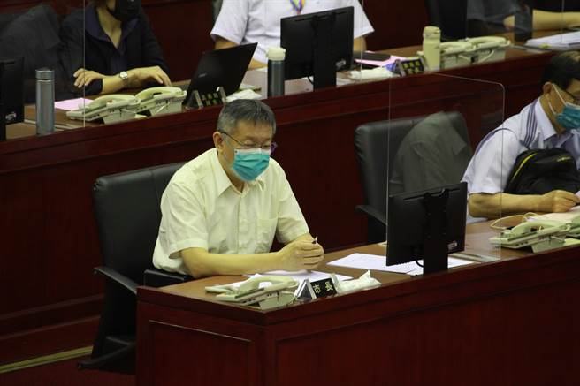 北市议员王世坚16日在开议前拿出「魔戒项炼」送台北市长柯文哲。（黄婉婷摄）