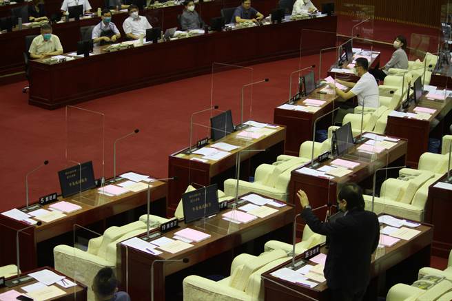 北市议员王世坚16日在开议前拿出「魔戒项炼」送台北市长柯文哲。（黄婉婷摄）