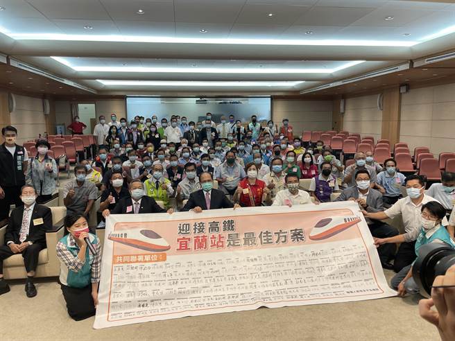 民進黨籍立委陳歐珀、宜蘭市長江聰淵、國民黨籍宜蘭縣議會議長張建榮等人率同上百人 向立法院長游錫堃陳情，希望高鐵宜蘭站場址能選擇「宜蘭站」。（立法委員陳歐珀辦公室提供／胡健森宜蘭傳真）