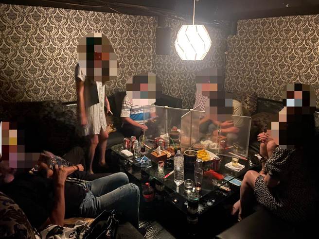 高雄苓雅区一间餐酒馆遭民眾投诉违反防疫规定，除了未依规定设置隔板、梅花座，甚至还有女陪侍服务，警方到场后，立即依法开单告发，并建请市府相关单位执行断水断电。（翻摄画面／洪浩轩高雄传真）