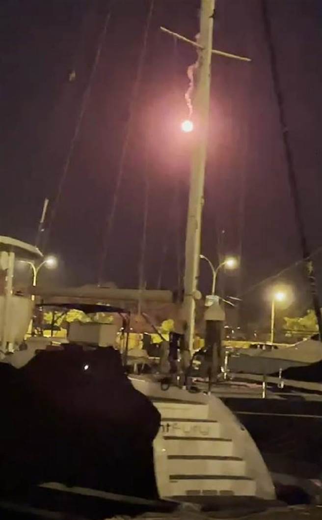 中秋連假還沒到，觀夕平台附近碼頭已開始有人放煙火，甚至發射信號彈叫陣。（讀者提供／程炳璋台南傳真）