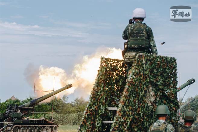 圖為M110A2自走砲射擊，過程中火光四射，震撼力十足。（軍聞社提供）