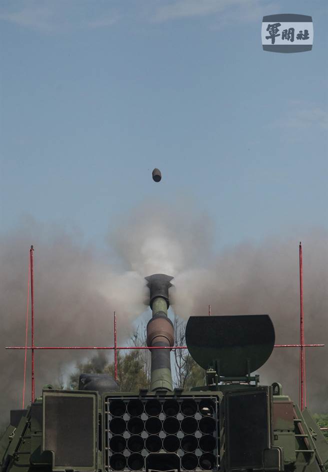 國軍第五作戰區砲兵部隊M109 A2自走砲射擊。（軍聞社提供）