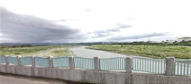 曾文溪畔甜根子草花开了。（刘秀芬摄）