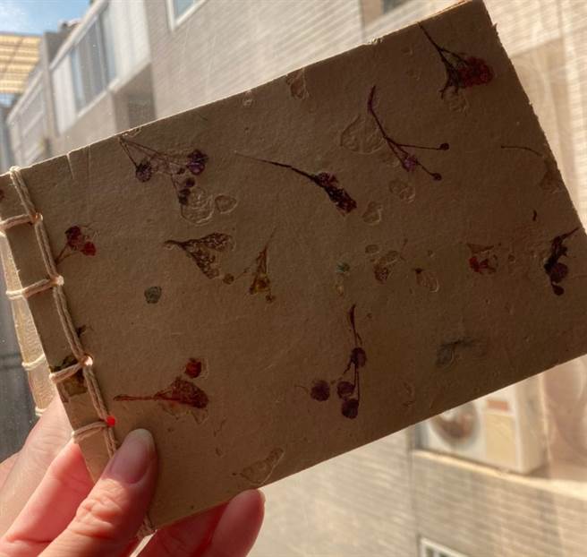 大内石仔濑社区以甜根子草制作的手抄纸笔记本。（大内石仔濑社区提供／刘秀芬台南传真）