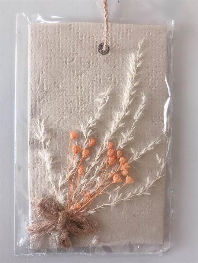 大内石仔濑社区以甜根子草制作的书籤。（大内石仔濑社区提供／刘秀芬台南传真）