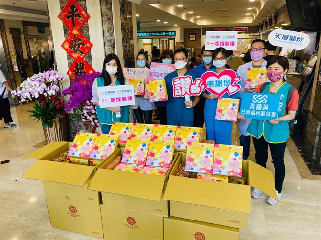 桃園市真善美社會福利基金會今年除了幫老憨家庭募月餅，更推出募集「送愛月餅，公益1＋1」的愛心活動，分送給醫護。（真善美社會福利基金會提供）