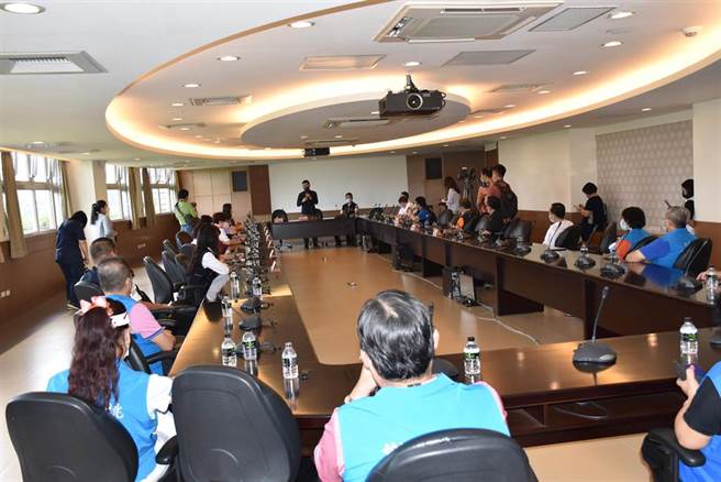 國民黨主席江啟臣16日上午拜會苗栗縣議會國民黨團，30餘名黨籍民代出席歡迎。（謝明俊攝）
