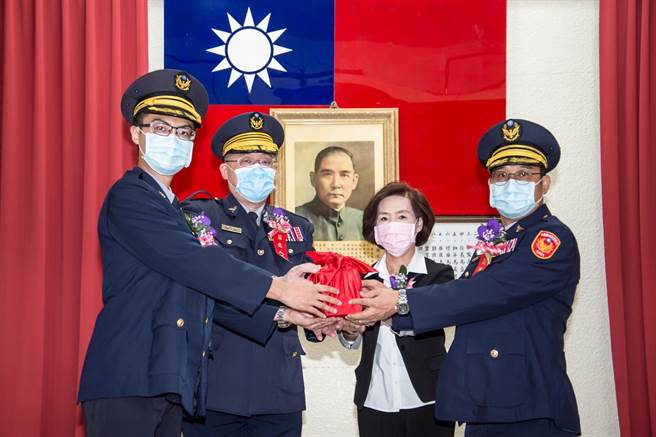 新任三星警分局長江建忠（右一）16日正式上任。（宜蘭縣政府提供 ／胡健森宜蘭傳真）