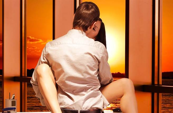 女下屬在辦公室與男上司激吻，遭正宮提告辯稱是討好長官。（示意圖，達志影像/shutterstock）