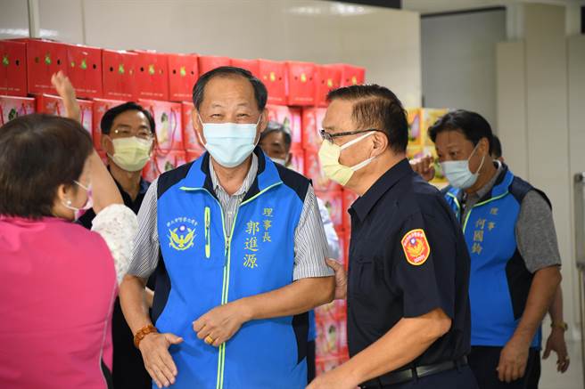 新北市警察之友会今至市警局慰劳警察同仁。（新北市警察局提供）