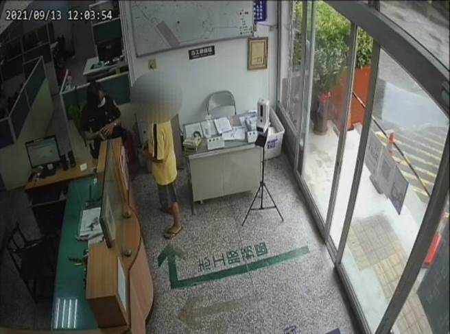 董姓男子皮夾內藏毒品，因皮夾遺失至派出所領失物時，被警方甕中捉鱉。（翻攝照片／石秀華高雄傳真）