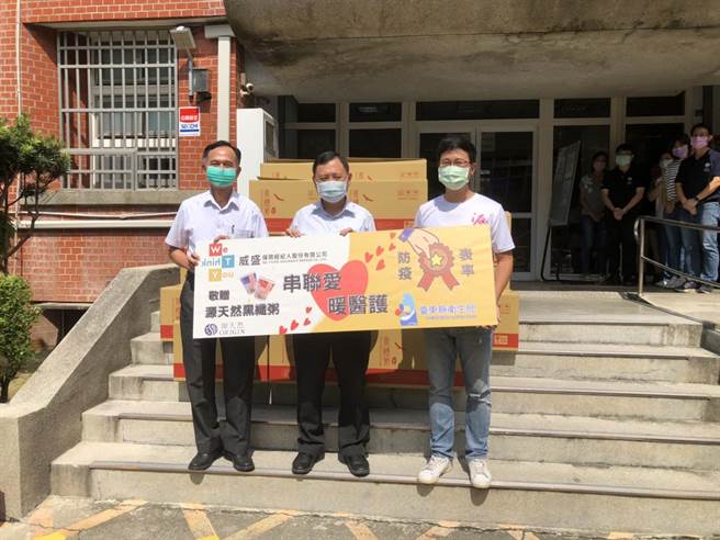 民间企业发起捐赠台东医护人员即饮粥。（台东县政府提供／蔡旻妤台东传真）